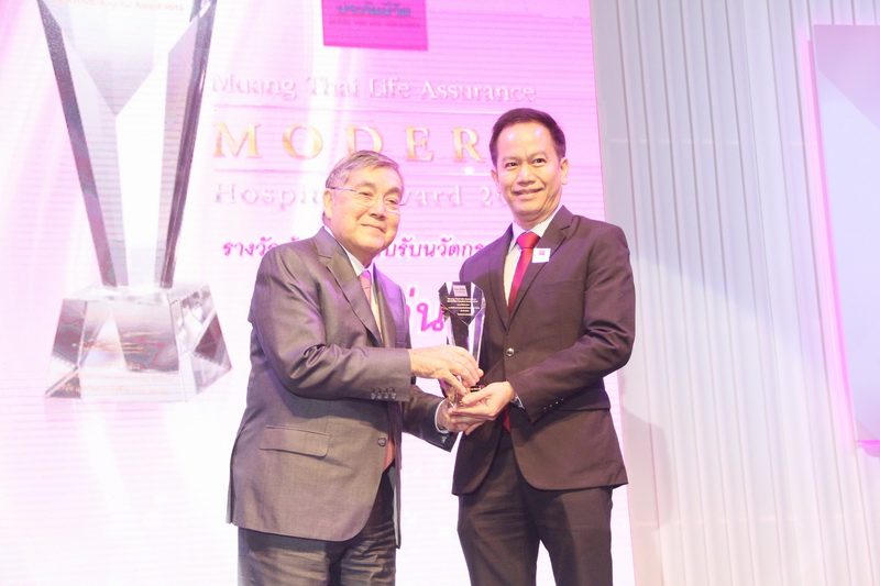 ดร.นพ.ตุลวรรธน์ พัชราภา ผู้อำนวยการปฏิบัติการ โรงพยาบาลเวชธานี เป็นตัวแทนรับ รางวัล 